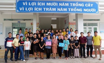 Khánh Hoà: Trường THCS Võ Thị Sáu tổ chức trồng cây xanh tại đảo Bích Đầm