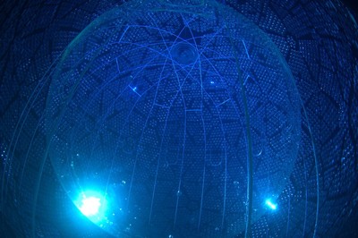 Bằng chứng đầu tiên về phản neutrino trong máy dò nước Cherenkov