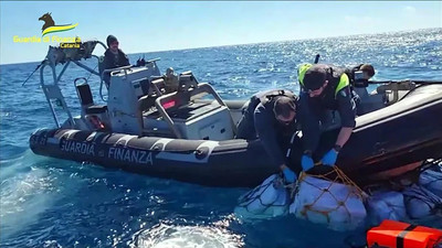 Cảnh sát Italy thu giữ 2 tấn cocaine trôi trên biển