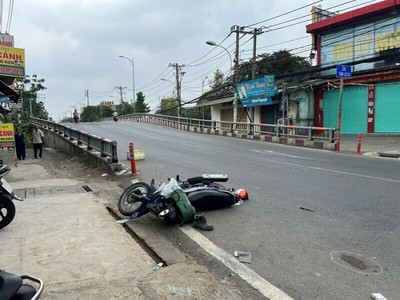 TP.HCM: Xe máy đổ dốc cầu va chạm với xe tải khiến 1 người tử vong