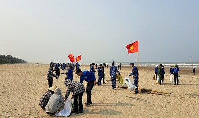 Hà Tĩnh: Thanh niên Nghi Xuân ra quân làm sạch môi trường tại bãi biển Xuân Thành