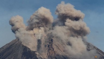 Indonesia: Núi lửa Semeru phun trào, dung nham kéo dài 2km
