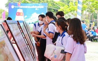 Triển lãm “Luật gia Việt Nam với biển đảo quê hương” thu hút các bạn trẻ tham gia