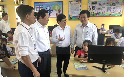 Yên Bái: Thứ trưởng Bộ GD-ĐT tặng phòng máy vi tính cho trường TH&THCS Sơn A