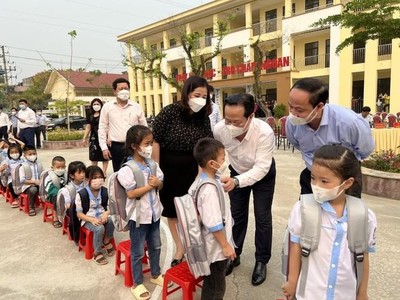 Hà Nội: Tặng quà cho học sinh khó khăn vùng cao của tỉnh Yên Bái