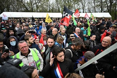 Hàng nghìn người biểu tình phản đối dự án xây dựng đường cao tốc tại Pháp