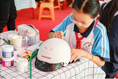 TP.HCM: Honda Việt Nam trao tặng mũ bảo hiểm cho học sinh tiểu học