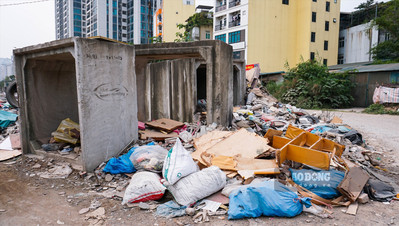 Cận cảnh những "núi" rác thải khổng lồ tại con đường nghìn tỉ của Thủ đô