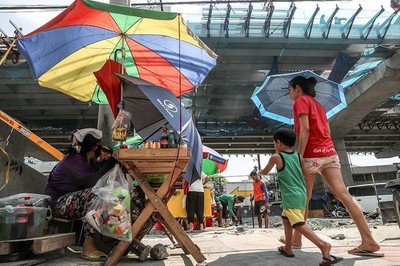Học sinh Philippines học online vì nắng nóng