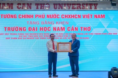 Trường đại học Nam Cần Thơ đón nhận bằng khen của Thủ tướng Chính phủ