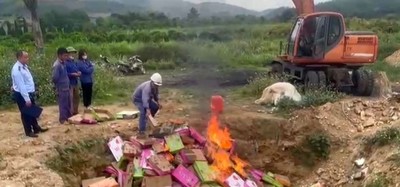 Lào Cai: Tiêu hủy 1,5 tấn bánh đậu xanh không rõ nguồn gốc, xuất xứ