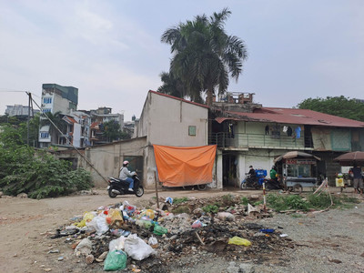Những nhà dân bị rác quây vì dự án đình trệ ở Mỹ Đình