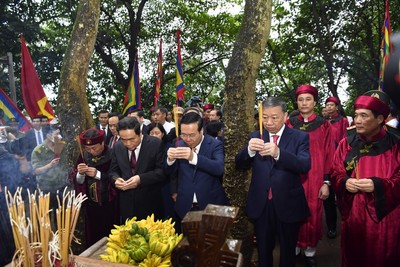 Chủ tịch nước Võ Văn Thưởng dâng hương tưởng niệm các Vua Hùng tại Phú Thọ