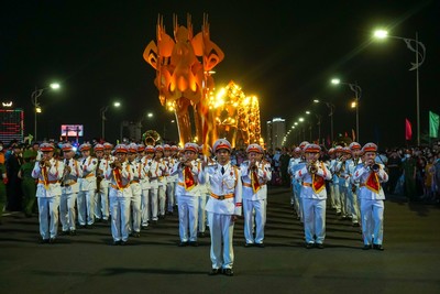 Đoàn nghi lễ Công an nhân dân diễu hành trên đường phố Đà Nẵng