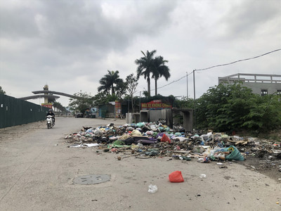 Bãi rác tự phát gây ô nhiễm tại thôn có nhiều công nhân thuê trọ