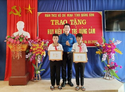 Quảng Bình: Trao Huy hiệu "Tuổi trẻ dũng cảm" cho học sinh cứu người bị đuối nước