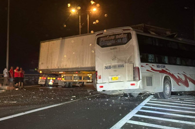 Xe khách đâm xe đầu kéo trên cao tốc Cầu Giẽ-Ninh Bình khiến 1 người tử vong