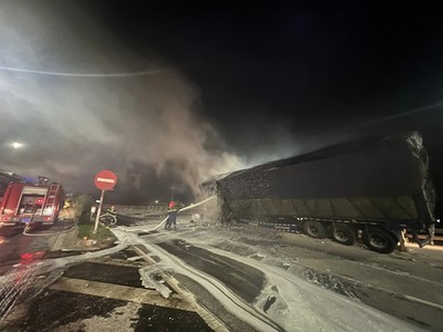 Nghệ An: Xe container bốc cháy dữ dội trên quốc lộ 1A