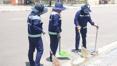 Quảng Nam: Công nhân môi trường bất chấp nắng nóng làm sạch đường phố