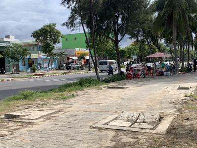 Đà Nẵng: Hàng loạt nắp cống, hố ga hư hại đang “bẫy” người dân đi biển