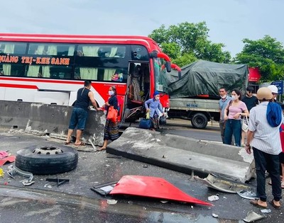 Thừa Thiên Huế: Xe khách lao thẳng vào dải phân cách, 4 người bị thương