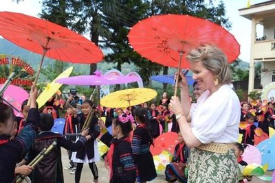 Hoàng hậu Vương quốc Bỉ đến thăm học sinh miền núi tại Sa Pa (Lào Cai)