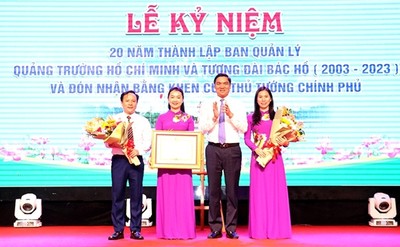 Nghệ An: BQL Quảng trường Hồ Chí Minh và Tượng đài Bác Hồ đón nhận Bằng khen của Thủ tướng