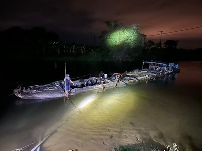 Quảng Trị: Bắt quả tang thuyền khai thác cát trái phép trong đêm