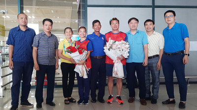 Nguyễn Thị Oanh đón nhận tình cảm nồng ấm của quê hương khi xuống sân bay Nội Bài