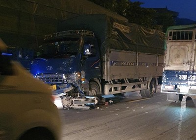 Hòa Bình: Va chạm với xe tải, 2 người đi xe máy tử vong
