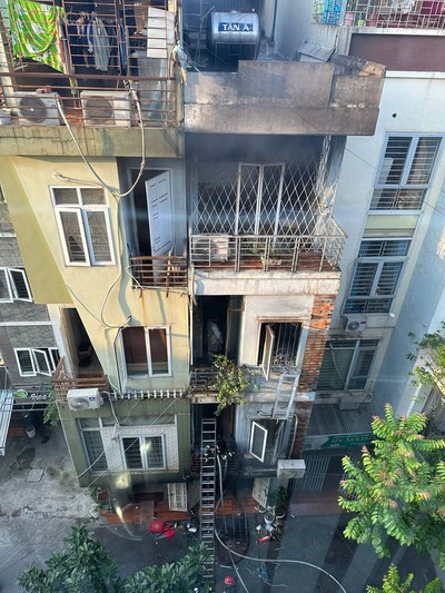 Hà Nội: Cháy nhà lúc sáng sớm, cả gia đình leo ban công thoát thân