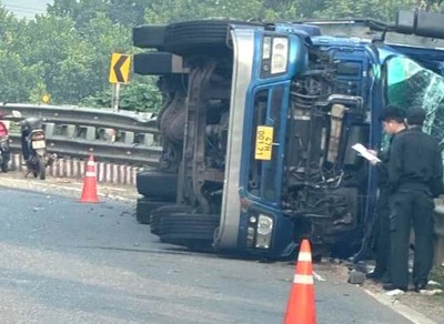 Quảng Nam: Xe tải bất ngờ lật trên đường, khiến 3 người bị thương