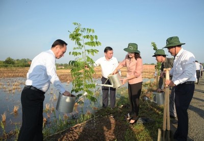 Bạc Liêu:​ Trồng cây nhân kỷ niệm 133 năm ngày sinh Chủ tịch Hồ Chí Minh