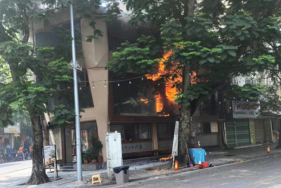 Hà Nội: Quán cà phê Phê-La ở phố cổ bốc cháy dữ dội