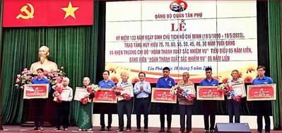 Quận ủy quận Tân Phú: 7 đảng viên nhận Huy hiệu 75 năm tuổi Đảng