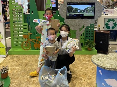 Tổ chức thu gom, tái chế vỏ hộp giấy đựng đồ uống đã qua sử dụng tại Aeon Mall ở Hà Nội