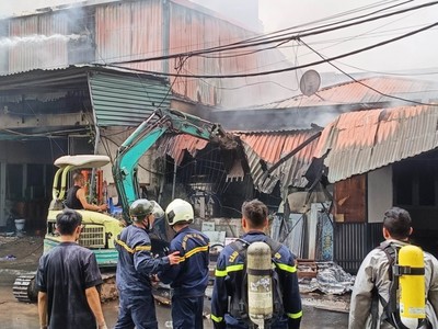 Hà Nội: Cháy lớn dữ dội tại kho xưởng ở Đền Lừ