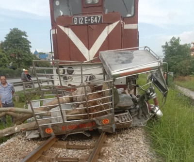 Hải Phòng: Va chạm giữa tàu hỏa và xe 3 bánh khiến 2 người thương vong