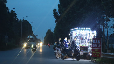 Hàng rong lấn đường ven khu công nghiệp tại Bắc Giang