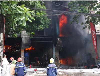 Hà Nội: Cháy cơ sở sửa chữa lốp ô tô sau đó cháy lan sang hai nhà liền kề