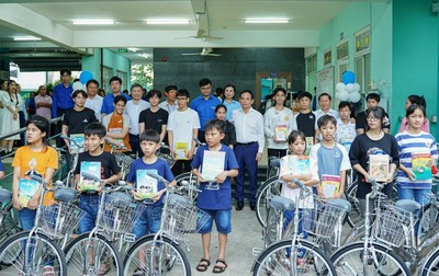 Phó Thủ tướng Trần Lưu Quang thăm, tặng quà cho trẻ có hoàn cảnh đặc biệt tại TP.HCM