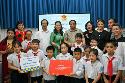 Thủ tướng Phạm Minh Chính thăm học sinh có hoàn cảnh đặc biệt khó khăn tại Hà Nội