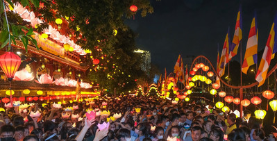 TP.HCM: Hàng ngàn người dân thả hoa đăng mừng Đại lễ Phật đản
