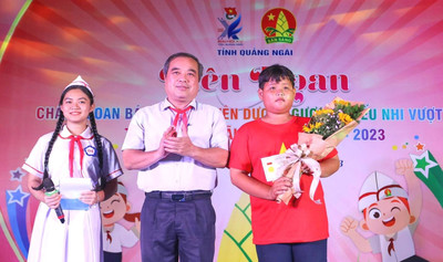Quảng Ngãi: Trao huy hiệu "Tuổi trẻ dũng cảm" cho học sinh cứu 2 người đuối nước
