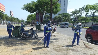 Đà Nẵng: Công nhân môi trường dọn vệ sinh phục vụ lễ hội pháo hoa quốc tế
