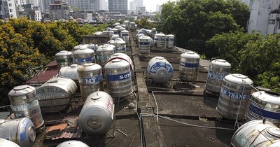 Lóa mắt với hàng trăm 'quả bom nước' bằng inox trên nóc các khu tập thể cũ ở Hà Nội giữa trưa hè