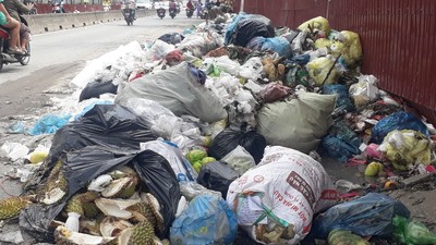 TP. HCM: Chợ đầu mối Hóc Môn bị bủa vây bởi rác thải