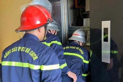 Nghệ An: Bé trai 11 tuổi bị mắc kẹt trong thang máy do mất điện