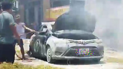 Ô tô bốc cháy giữa đường ở Bắc Giang