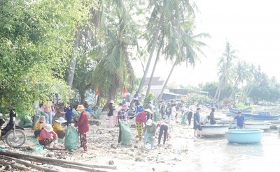 Khánh Hoà: Người dân xã Vạn Hưng hưởng ứng việc làm sạch bãi biển